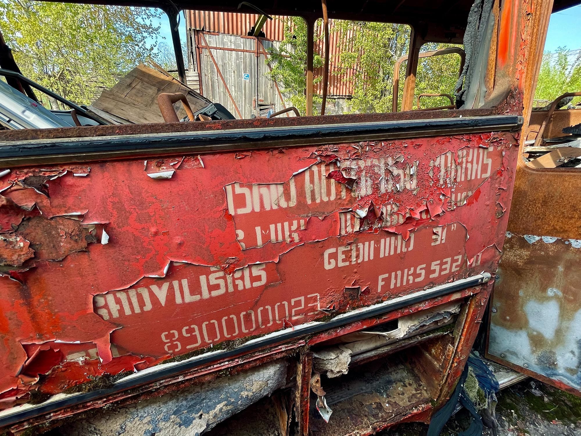 Apsilupęs užrašas ant autobuso