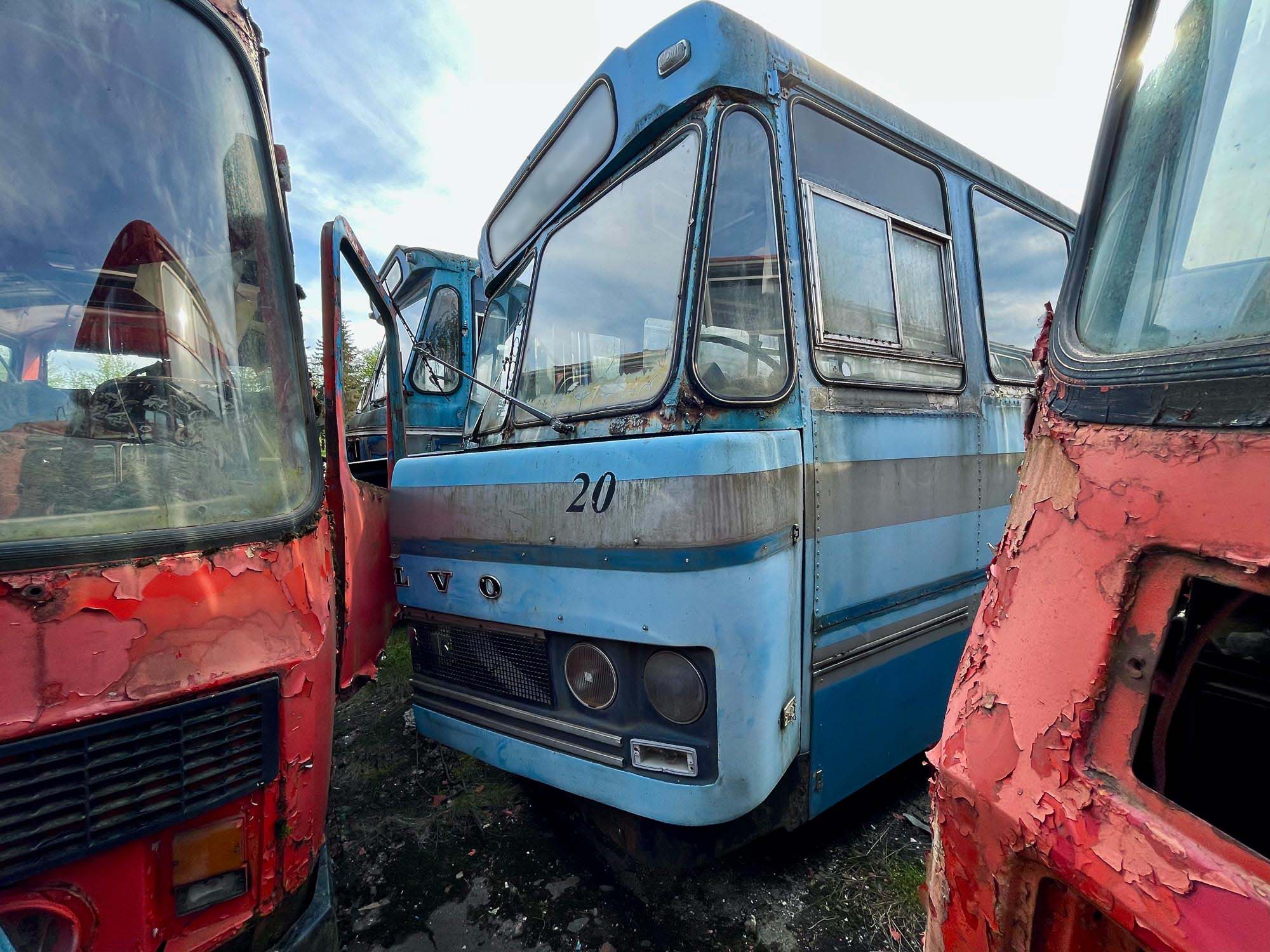 Mėlynos spalvos "Volvo" autobuso priekis