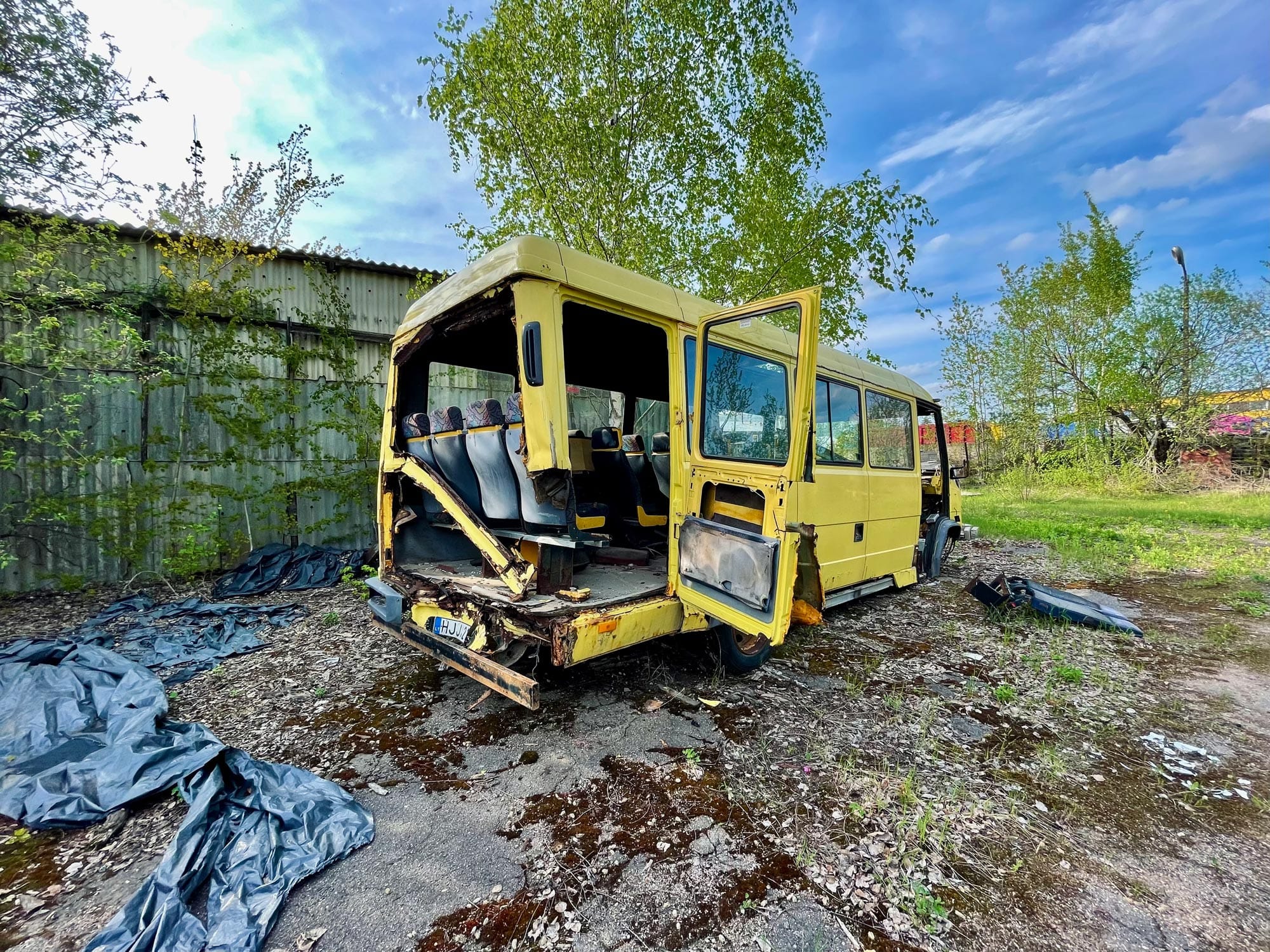 Apgadintas geltonos spalvos nedidelės talpos autobusas