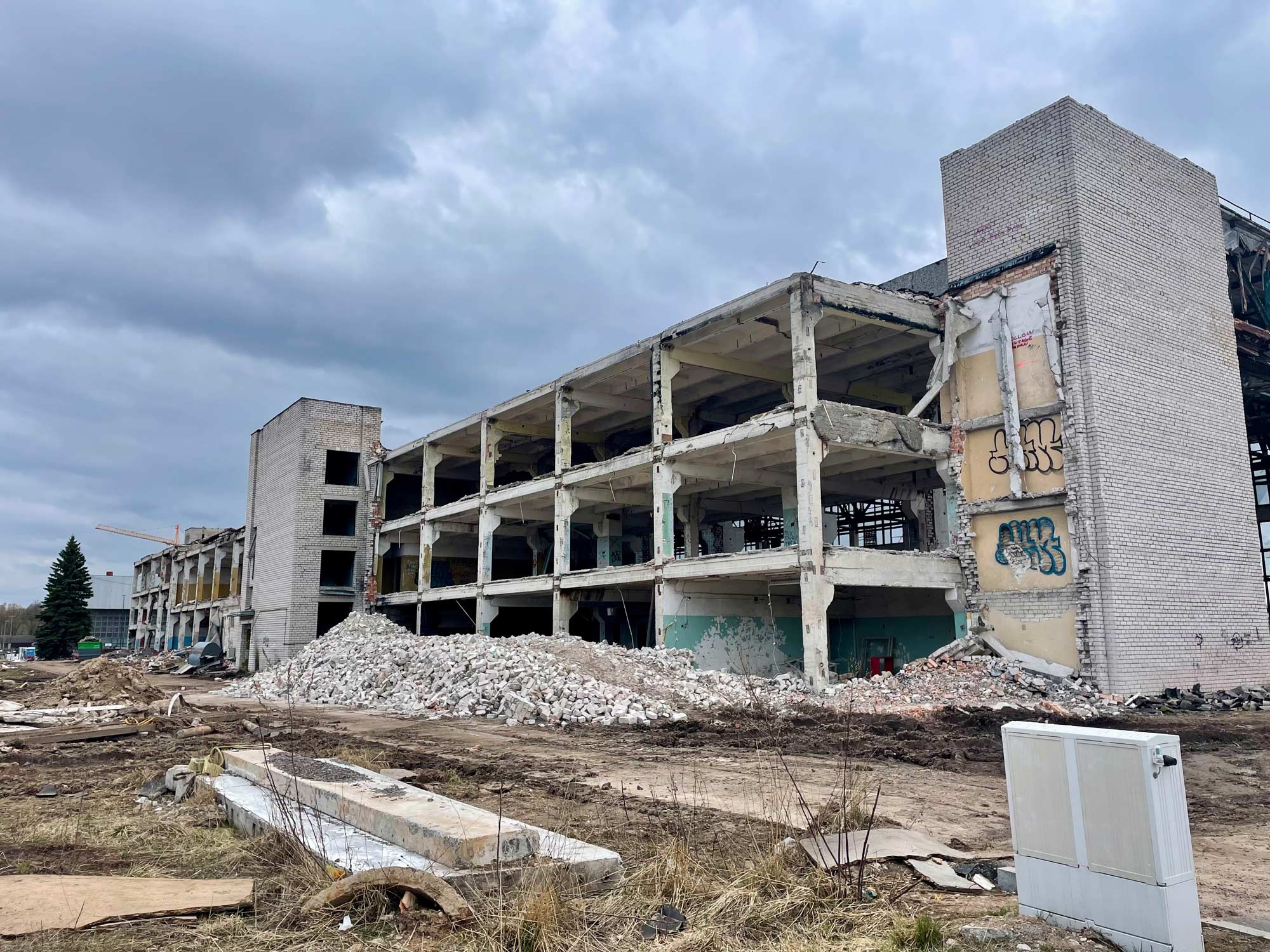 Tuščias tapo kiauru. Fredos aerodromo angaras