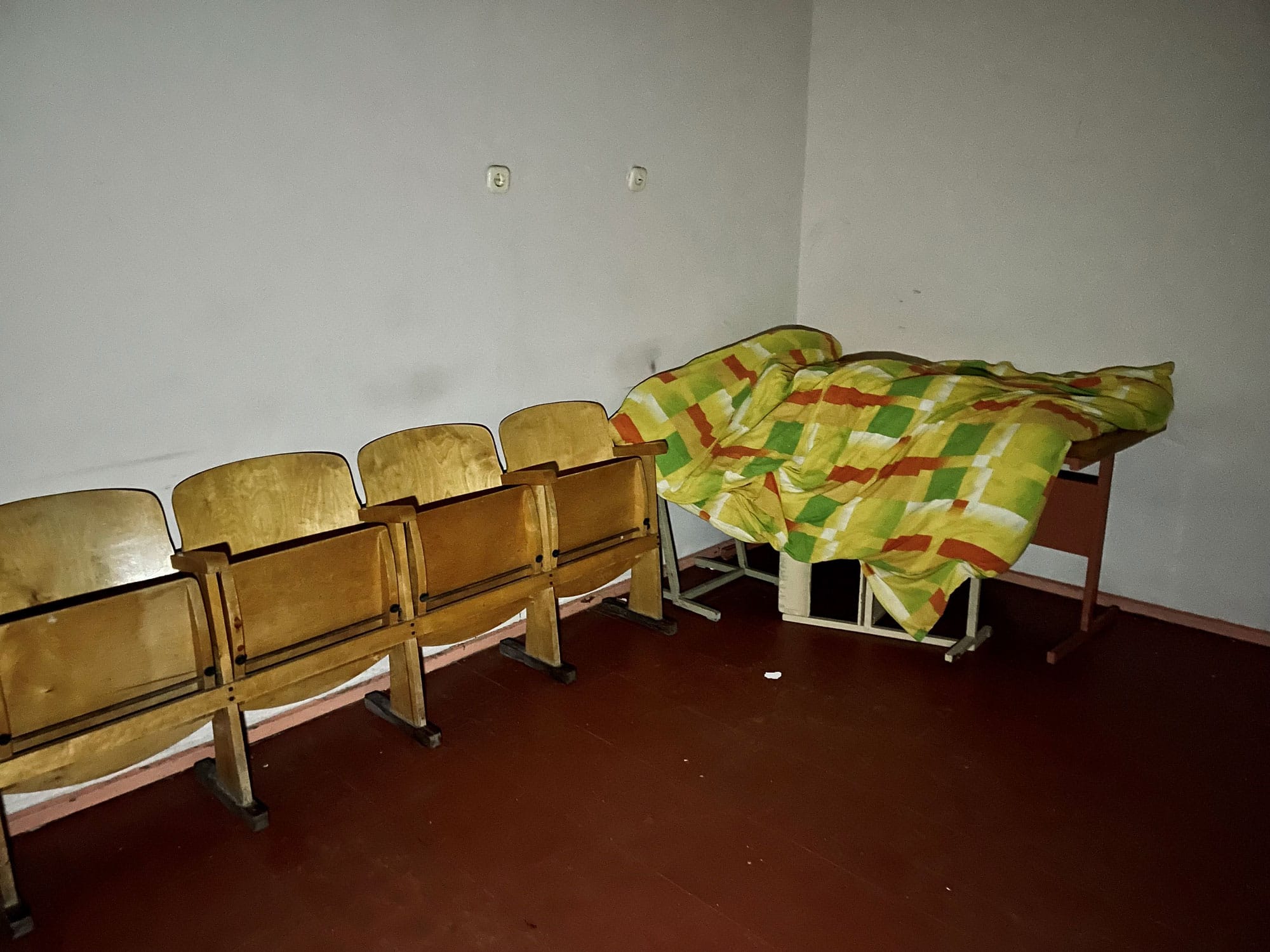 Migrantų stovykla buvusioje mokykloje