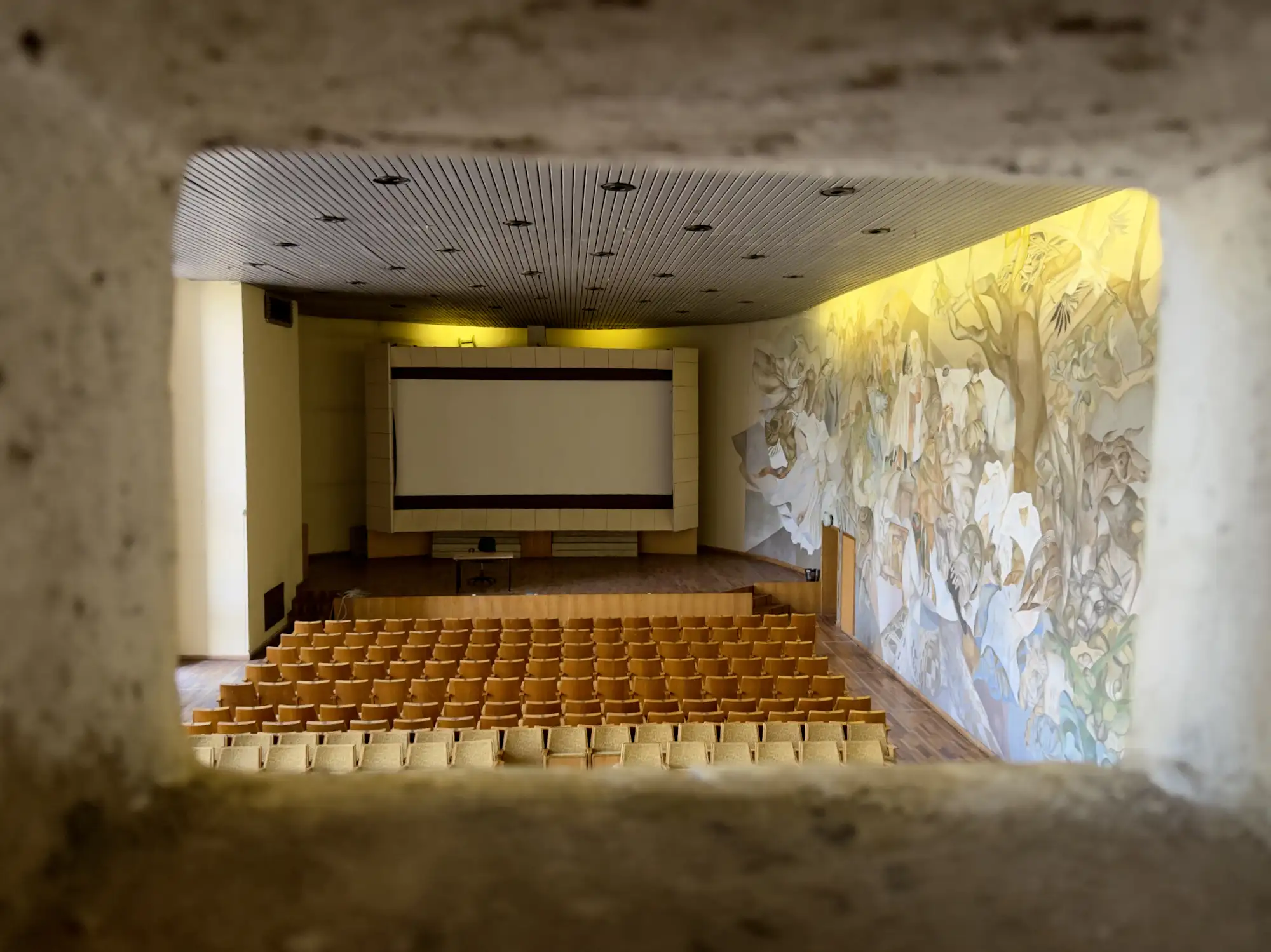 Bendras salės vaizdas pro projektoriaus angą